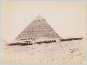 19e Hussards formés devant une pyramide à Gizeh, Égypte, vers 1882