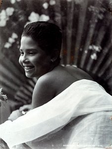 Une fille de Bangkok souriante - Unknown photographer