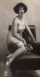 Jeune femme posant en jupon, assise dans un fauteuil - Unknown photographer