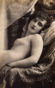 Jeune femme posant nue sur un canapé - Unknown photographer