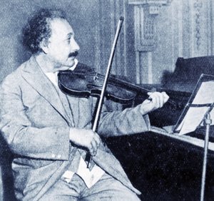 Albert Einstein jouant du violon (photo n/b)