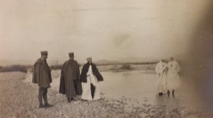 Album de la Première Guerre mondiale en Frioul-Vénétie Julienne : officiers et infirmières de la Croix-Rouge sur la rivière Natisone - Unknown photographer