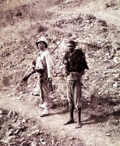 Un soldat italien et un prisonnier abyssin sur la route de Ghinda. - Unknown photographer