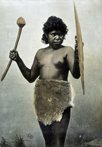 Femme aborigène australienne portant les armes de son mari - Unknown photographer