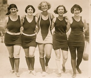 Des beautés bras dessus bras dessous sur la plage (photo) - Unknown photographer
