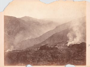 Village en feu, expédition de Black Mountain - Unknown photographer