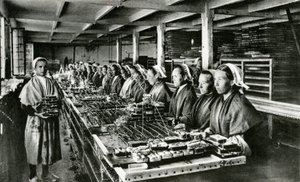 Mise en conserve de sardines, industrie de la sardine, Finistère, Bretagne (photo n/b) - Unknown photographer