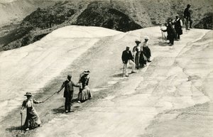 Chamonix (Haute-Savoie, Alpes) : traversée de la Mer de Glace par un groupe de touristes élégants avec leur guide savoyard - Unknown photographer