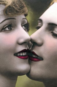 Gros plan sur des visages de femmes s