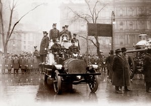 Brigades de pompiers équipées de nouvelles pompes à incendie et de véhicules, New York 1913. Photographie - Unknown photographer