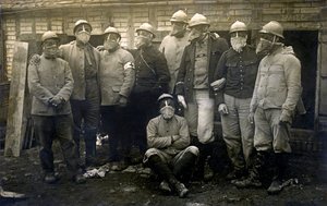 Première Guerre mondiale 1914-1918 (14-18) : groupe de soldats français et alliés posant pour la photographie devant leur casemate. Ils portent tous un masque à gaz. Photo anonyme non datée. - Unknown photographer