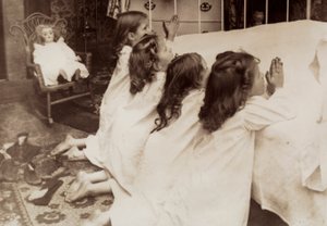 Quatre petites filles agenouillées au bord d