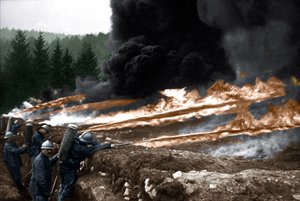 Soldats français utilisant des lance-flammes depuis les tranchées, Chemin des Dames