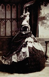 Portrait en pied de la duchesse de Manchester en robe de soirée - Unknown photographer