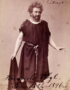 Le ténor allemand Heinrich Vogl (1845 - 1900) en Loge dans « Siegfried » de Richard Wagner à Bayreuth. 1896 - Unknown photographer