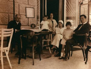 Groupe de personnes photographiées dans un café à Pula - Unknown photographer