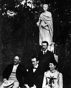 Guglielmo Marconi (1874-1937), physicien et inventeur italien avec ses parents et son frère Alfonso à Pontecchio en 1897. - Unknown photographer