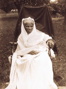 Harriet Tubman, portrait en pied, assise sur une chaise, face à l