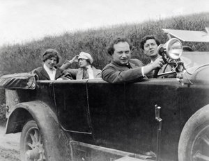 Helene Berg, Alma Mahler, Franz Werfel et Alban Berg photographiés en voiture - Unknown photographer