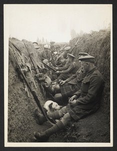 Territoriaux des Highlands dans une tranchée [La Gorgue, France]. 5 août 1915. - Unknown photographer