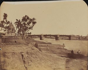 Pont en fer avec piliers en pierre, avec des civils au premier plan, rivière Gumti, Lucknow - Unknown photographer