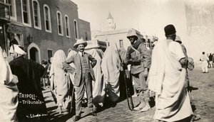 Guerre italo-turque, Tripolitaine, gens et soldats devant le tribunal - Unknown photographer