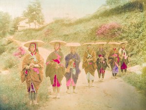 Femmes japonaises. Sept femmes japonaises debout en ligne sur une route rurale. Japon, vers 1910. - Unknown photographer