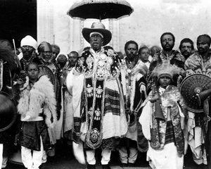 Le roi Ménélik II (1844 - 1913) entouré de sa cour. Éthiopie - Unknown photographer