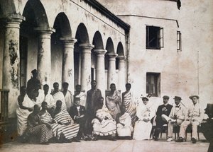 Roi Prempeh et cour avec Dr de Groot et Mme de Groot au château de la Côte d