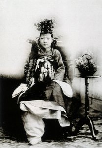 Femme coréenne en robe de mariage traditionnelle