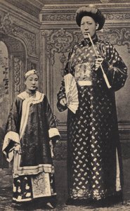 Les Monstres, le géant de Chine. Photographie, fin du XIXe siècle, Paris. Collection privée. - Unknown photographer