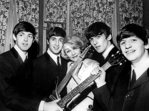 Marlene Dietrich avec le groupe Beatles Paul McCartney John Lennon George Harrison et Ringo Starr Novembre 1963 - Unknown photographer