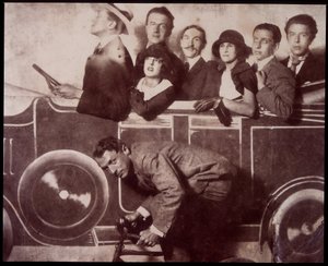 Max Morise, Simone Breton, Paul Eluard, Joseph Delteil, Gala Desnos, André Breton, et Max Ernst (à vélo), à la Foire de Montmartre - Unknown photographer