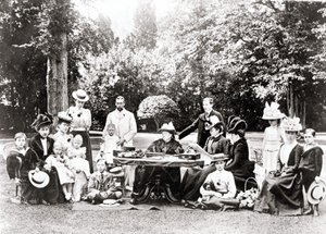 Membres de la famille royale britannique, y compris le roi George V, le roi Édouard VIII autour de la reine Victoria lors d