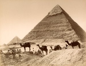 Hommes et chameaux devant la pyramide de Khéphren