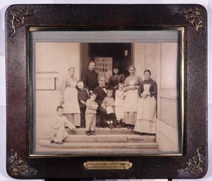 Pasteur parmi les enfants anglais traités préventivement contre la rage. Musée Pasteur. - Unknown photographer