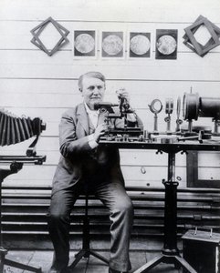Photo de Thomas-Alwa Edison devant son phonographe - Unknown photographer