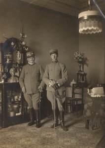 Portrait de Bruno de Pererelli en uniforme photographié en compagnie d