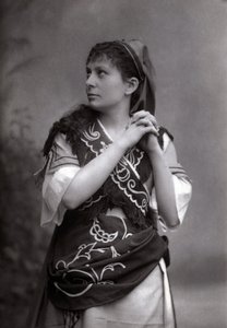 Portrait de la soprano Elisabeth Janvier dans « Le Tribut de Zamora » de Charles Gounod en 1881. - Unknown photographer
