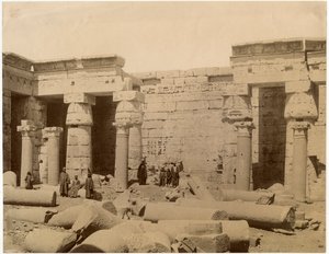 Deuxième cour du temple funéraire de Ramsès III, côté nord, Médinet Habou, Égypte - Unknown photographer
