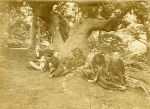 Sept des principaux membres de la Church Missionary Society en Sierra Leone et au Nigeria assis sous le chêne Wilberforce à Keston, Kent, Royaume-Uni - Unknown photographer
