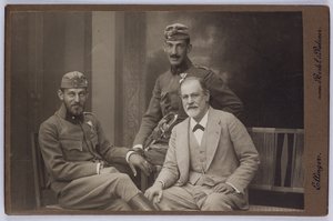 Sigmund Freud et ses fils, Ernst et Martin, portant des uniformes militaires, vers 1916 (photo n/b) - Unknown photographer
