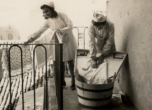 Des femmes occupées à la pratique du lavage à l