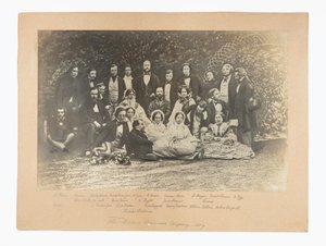 La troupe amateur pour la pièce The Frozen Deep, y compris Charles Dickens, dans le jardin d