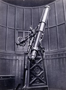 Le télescope de Giovanni Virginio Schiaparelli (1835-1910) astrophysicien à Brera (Milan). Il a observé des configurations rectilignes sur la planète Mars, les appelant les canaux martiens (canali)