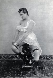 Femme en lingerie vers 1885 - Unknown photographer