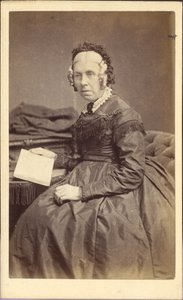 Femme avec un livre, vers 1860 (photographie) - Unknown photographer