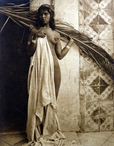 Jeune femme berbère posant nue. Photographie vers 1890