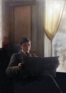 Un jeune homme lit le journal du matin, France - Unknown photographer
