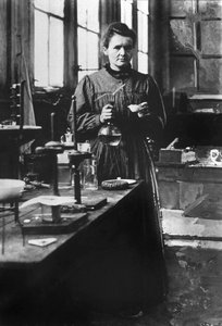 Marie Curie (1867-1934), physicienne française, prix Nobel de physique en 1903, prix Nobel de chimie en 1911, ici dans son premier laboratoire à Paris en 1898